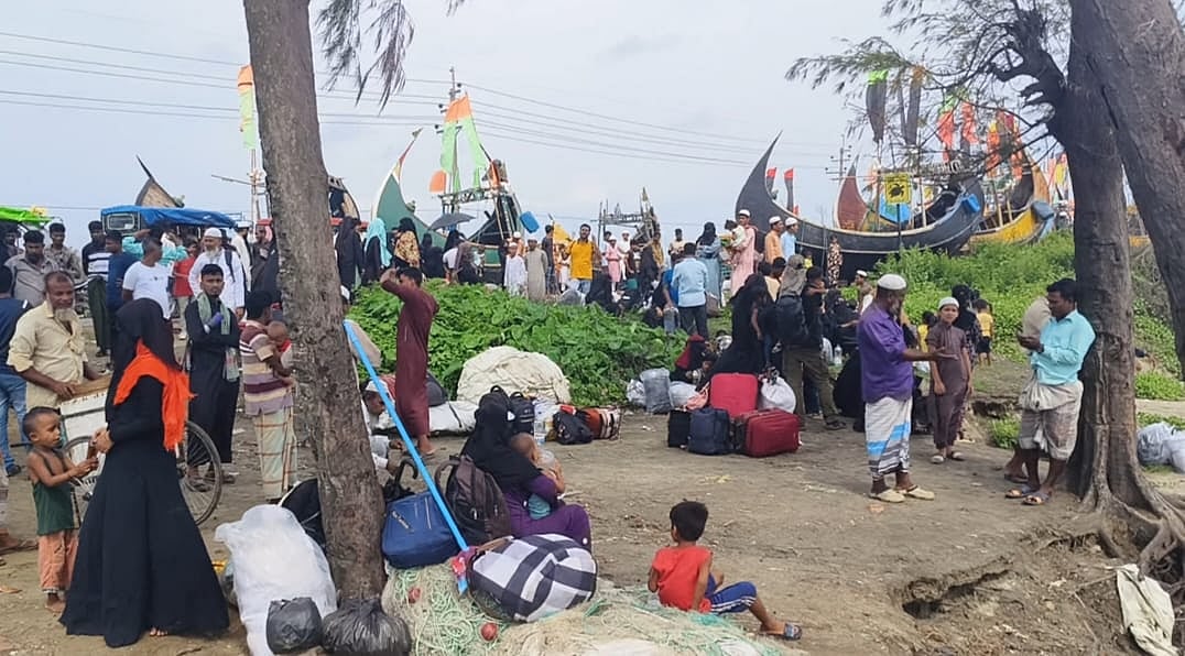 সাতদিন বন্ধ থাকার পর টেকনাফ–সেন্ট মার্টিন পথে নৌ চলাচল শুরু হয়েছে। আজ বৃহস্পতিবার বিকেল সাড়ে ৩টায় মেরিন ড্রাইভ সড়ক সংলগ্ন টেকনাফ উপজেলার সাবরাং ইউনিয়নের মুন্ডারডেইল এলাকায়