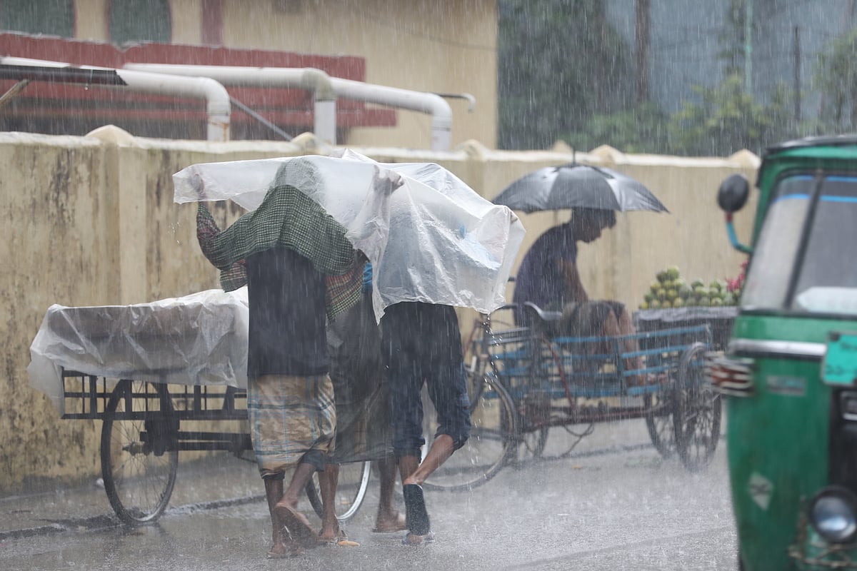 সিলেটে আবার বৃষ্টি শুরু হওয়ায় বন্যা শেষ হওয়ার আগেই নতুন করে বন্যার আশঙ্কা করা হচ্ছে। বৃষ্টির মধ্যে পলিথিন মাথায় দিয়ে পথ চলছেন কয়েকজন। শনিবার বিকেলে নগরের মদিনা মার্কেট এলাকায়