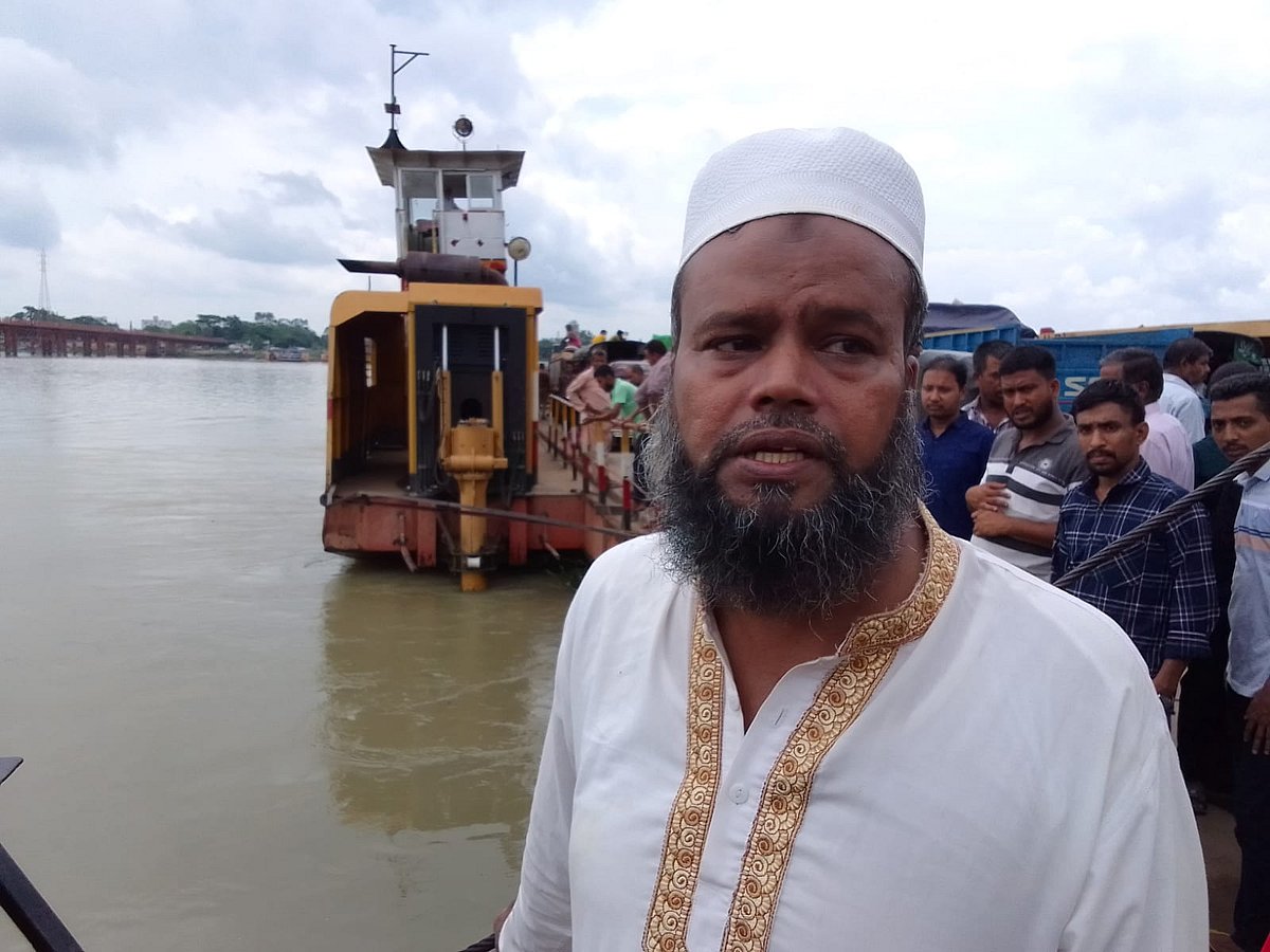 কর্ণফুলী নদীতে ফেরির সঙ্গে ধাক্কা খাওয়া নৌকা থেকে ছিটকে পড়ে পানিতে তলিয়ে যান চট্টগ্রাম পল্লি বিদ্যুৎ সমিতি-১–এর পরিচালক আশরাফ উদ্দিন। ভাইয়ের খোঁজে নদীতীরে ঠাঁয় দাঁড়িয়ে আছেন তাঁর চাচাত ভাই আবদুল মজিদ। আজ সকালে কালুঘাটের ফেরিঘাট এলাকায়