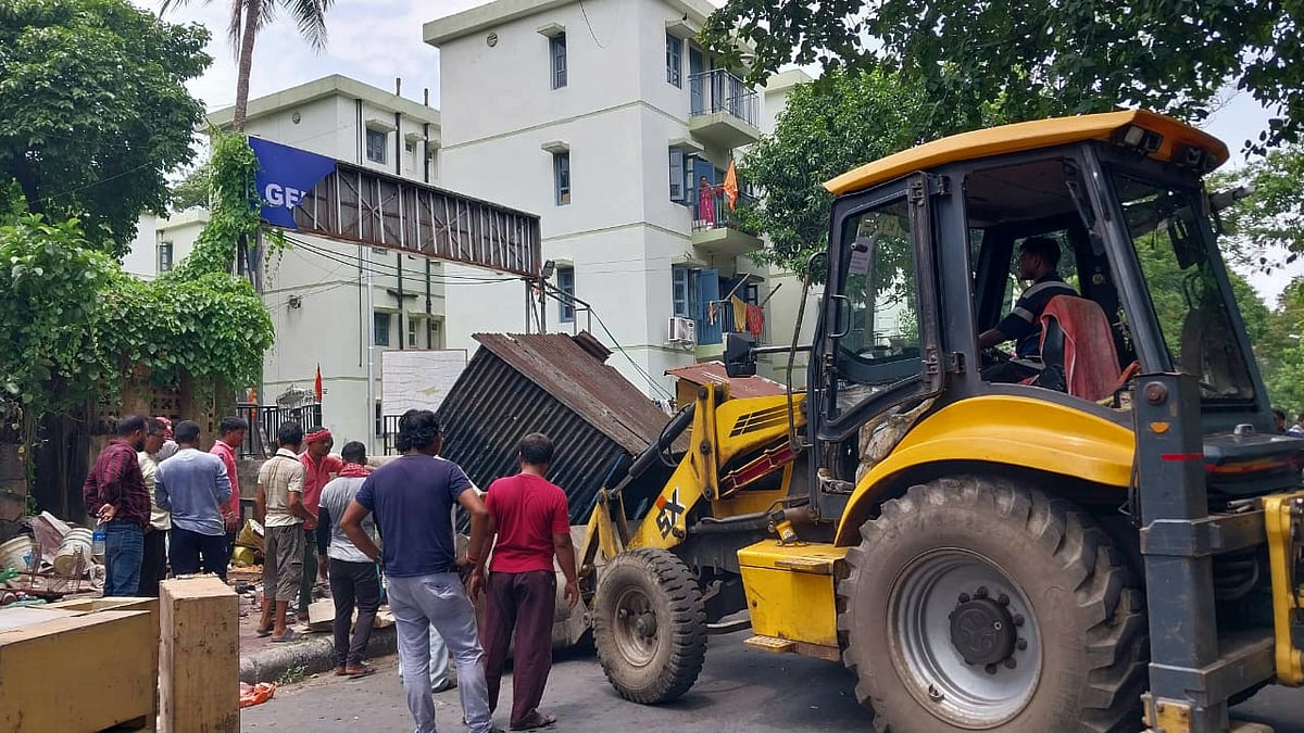 ফুটপাত অবৈধ দখলদারমুক্ত করতে চলছে অভিযান। আজ কলকাতা শহরের বিভিন্ন স্থানে