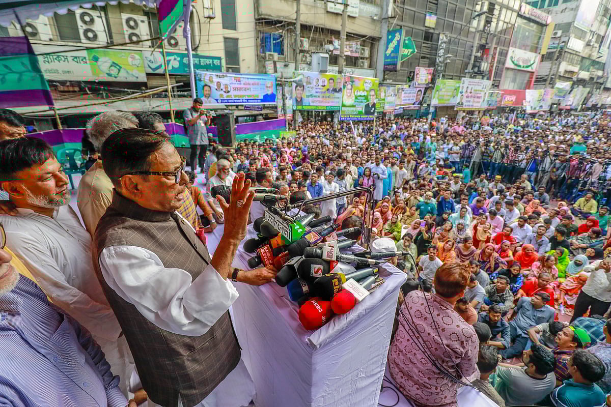 আওয়ামী লীগের সাধারণ সম্পাদক ওবায়দুল কাদের বঙ্গবন্ধু অ্যাভিনিউয়ে দলের কেন্দ্রীয় কার্যালয়ের সামনে আয়োজিত আলোচনা সভায় বক্তব্য দেন। ঢাকা, ২৯ জুন