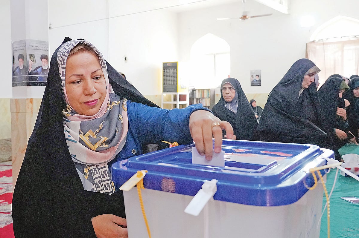 ইরানের প্রেসিডেন্ট নির্বাচনে ভোট দিচ্ছেন এক নারী। গতকাল তেহরানে