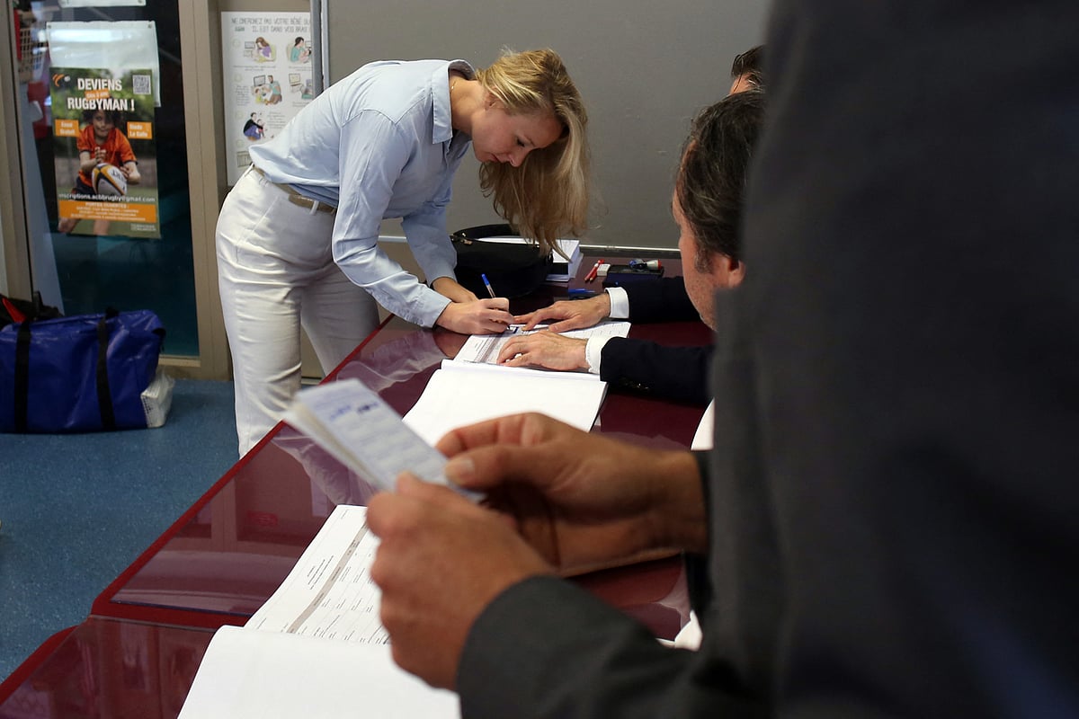 ফ্রান্সে পার্লামেন্ট নির্বাচনের ভোট গ্রহণ চলছে