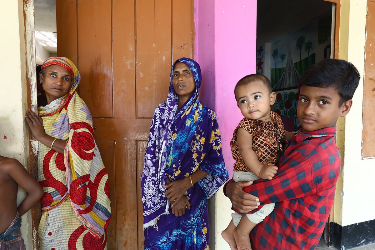 ঘরে পানি ওঠায় আশ্রয়কেন্দ্রে ঠাঁই নিয়েছেন তাঁরা। বুধবার কানাইঘাট উপজেলার শাহ ইব্রাহিম তছনা সরকারি প্রাথমিক বিদ্যালয় আশ্রয়কেন্দ্রে