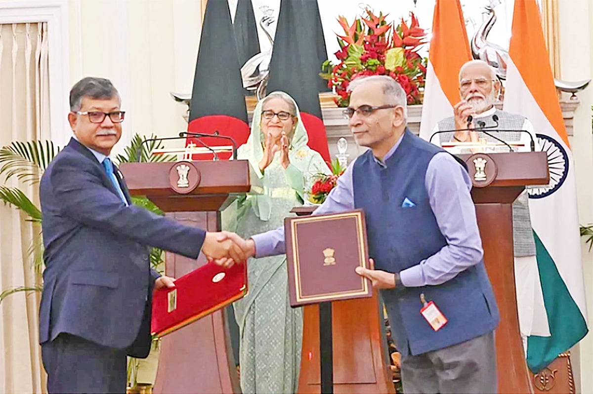 বাংলাদেশের প্রধানমন্ত্রী শেখ হাসিনা ও ভারতের প্রধানমন্ত্রী নরেন্দ্র মোদির উপস্থিতিতে ঢাকা ও নয়াদিল্লি ১০টি সমঝোতা স্মারক স্বাক্ষর করে