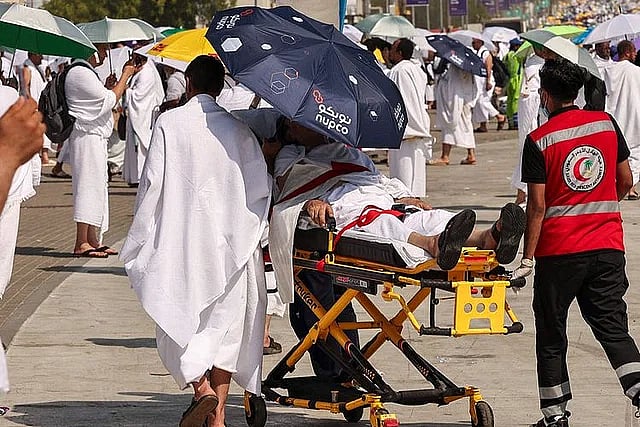 সৌদি আরবে আরাফাতের ময়দানের দিকে যাওয়ার সময় হিটস্ট্রোকে আক্রান্ত এক হজযাত্রীকে চিকিৎসা দিচ্ছেন চিকিৎসকেরা। ১৫ জুন ২০২৪