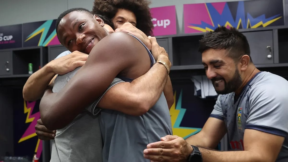 ত্রিনিদাদের ম্যাচ জিতে ফাইনালের ভেন্যু বার্বাডোজে যেতে বিমানবন্দরে অপেক্ষায় আছে দক্ষিণ আফ্রিকা দল