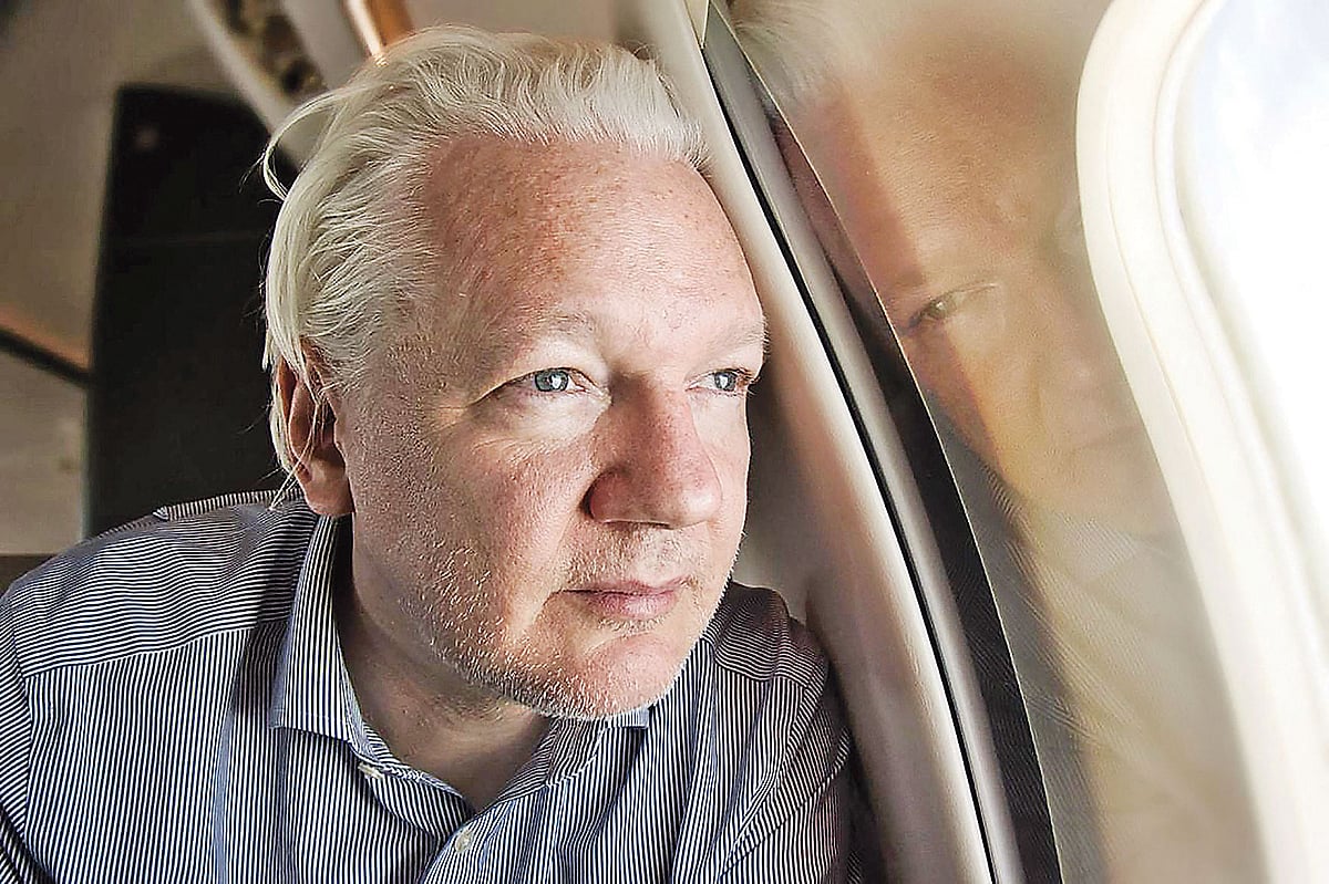 মুক্তি পাওয়ার পর উড়োজাহাজের জানালা দিয়ে তাকিয়ে অ্যাসাঞ্জ। গতকাল উইকিলিকসের এক্স অ্যাকাউন্ট থেকে পাওয়া ছবি