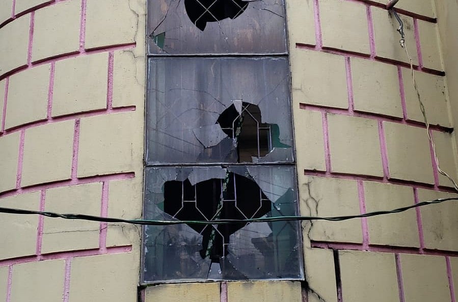 সিলেটের‌ টিলাগড়ে ছাত্রলীগের সাবেক নেতার বাসায় হামলা চা‌লিয়ে দরজা–জানালা ভাঙচুর করা হয়েছে। শুক্রবার বিকেলে