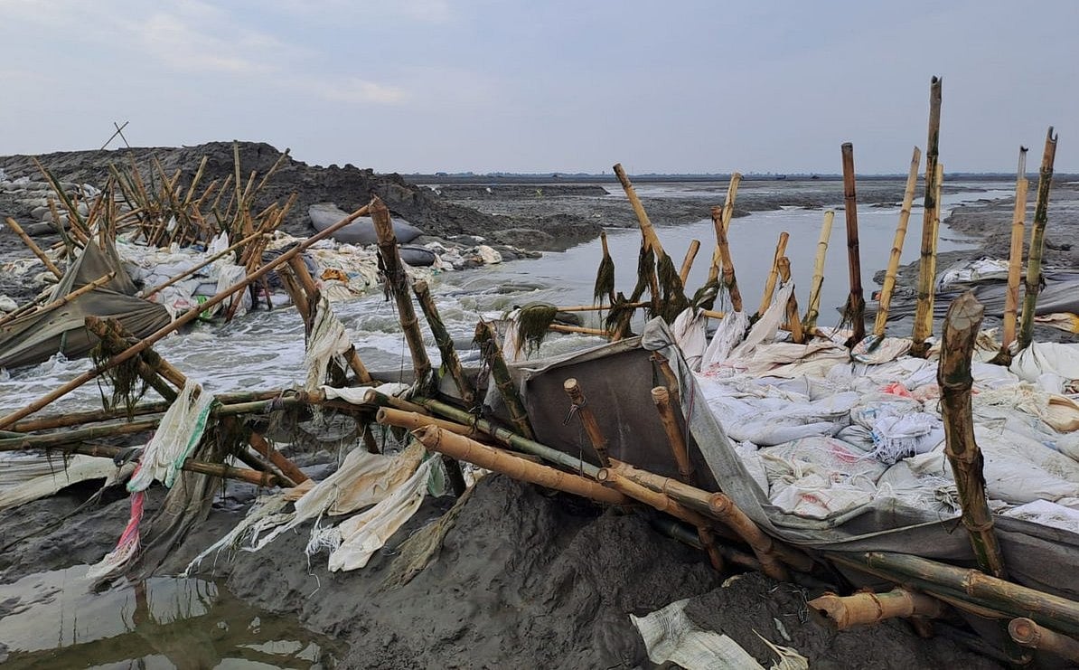 খুলনার কয়রা উপজেলার দশালিয়া এলাকার ভাঙা বাঁধ দিয়ে পাঁচ দিন ধরে জোয়ারের পানি ঢুকছে লোকালয়ে। শুক্রবার কপোতাক্ষ নদের পাড়ে