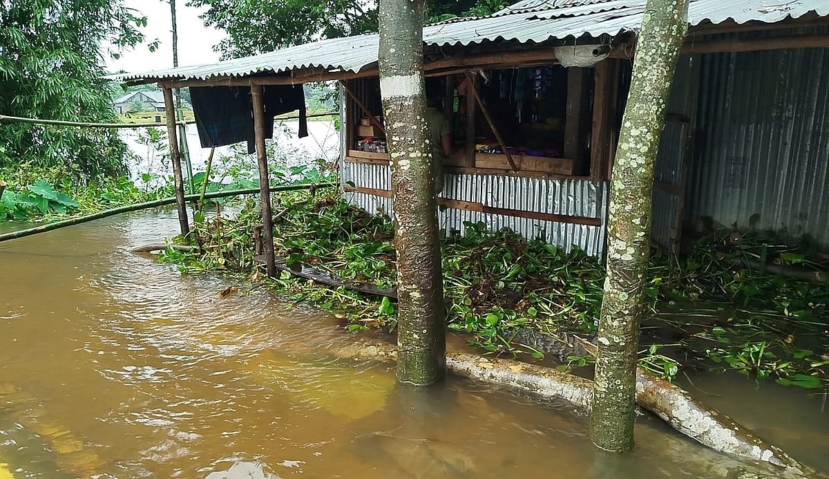 পানি বেড়ে যাওয়ায় হাকালুকি হাওরপারের গ্রামগুলো ক্রমে ডুবছে। রাস্তাঘাট তলিয়ে গেছে। গতকাল বৃহস্পতিবার বিকেলে মৌলভীবাজারের বড়লেখার তালিমপুর ইউনিয়নের বড় ময়দানে