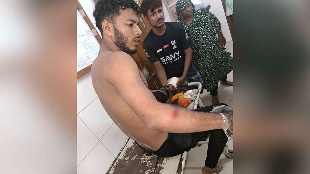 নোয়াখালীতে দুর্বৃত্তদের হামলায় আহত বেলাল হোসেন ওরফে সাবিক (২২)। বেগমগঞ্জ উপজেলার আমানউল্যাপুর ইউনিয়নের কাঁচিহাটা গ্রামে। আজ দুপুরে নোয়াখালী জেনারেল হাসপালের জরুরি বিভাগে
