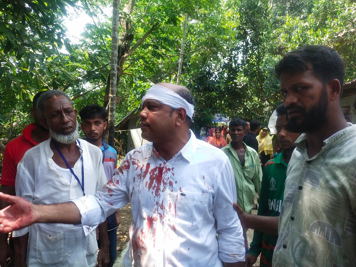 ভোট দিয়ে বের হওয়ার পর এই ভোটারের মাথা ফাটিয়ে দেন প্রতিপক্ষের লোকজন। এ সময় সড়কে অবরোধ করা হয়। আজ  সকাল ১০টায় পটিয়ার পূর্ব পিঙ্গলা সরকারি প্রাথমিক বিদ্যালয় কেন্দ্রে