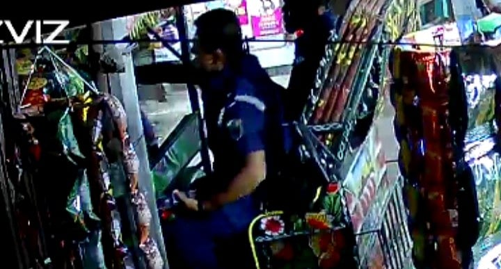 অটোরিকশায় বসে চালককে নির্যাতন করেন সিংড়া থানার এএসআই সেলিম রেজা। বৃহস্পতিবার রাতে