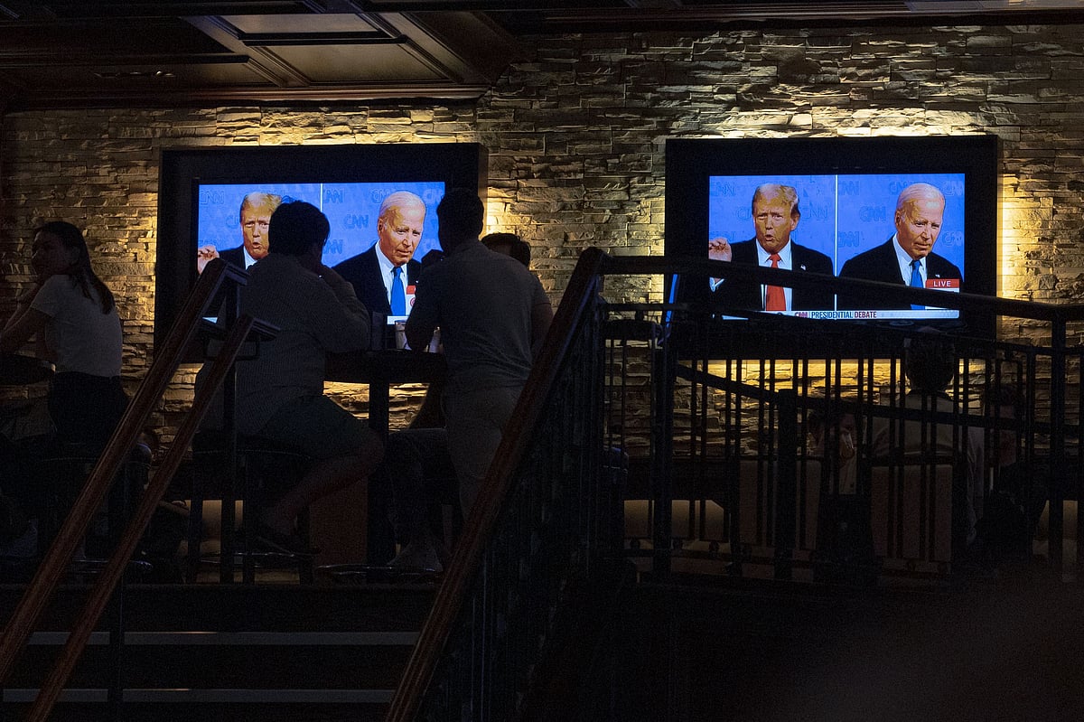 শিকাগোর ইলিনয়েসে ওল্ড টাউন পোর হাউসে জো বাইডেন ও ডোনাল্ড ট্রাম্পের বিতর্ক দেখছেন অতিথিরা