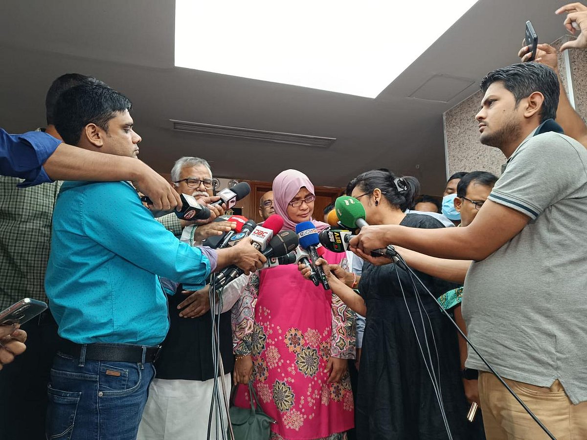 প্রবাসী কল্যাণ ও বৈদেশিক কর্মসংস্থান প্রতিমন্ত্রী শফিকুর রহমান চৌধুরীর সঙ্গে আজ বুধবার বৈঠক শেষে সাংবাদিকদের সঙ্গে আলাপ করেন মালয়েশিয়ার হাইকমিশনার হাজনাহ মো. হাশিম