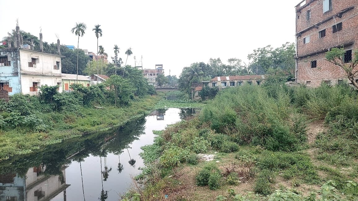 খোকসা ঘাঘট নদ। এ নদের সৌন্দর্যবর্ধনের অনুমোদিত প্রকল্পের টেন্ডার, কার্যাদেশ, অর্থ বরাদ্দ হলেও কাজ শুরু হয়নি। প্রকল্প বাস্তবায়নের এটাই শেষ মাস।