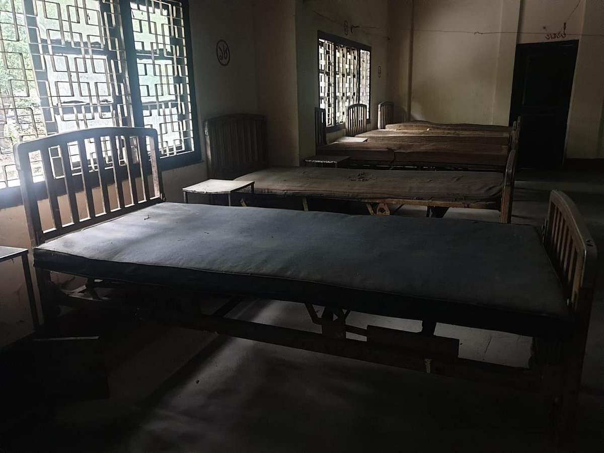 চট্টগ্রাম নগরে রেলওয়ের বক্ষব্যাধি হাসপাতালের রোগীর শয্যাগুলো 
যেন পরিত্যক্ত