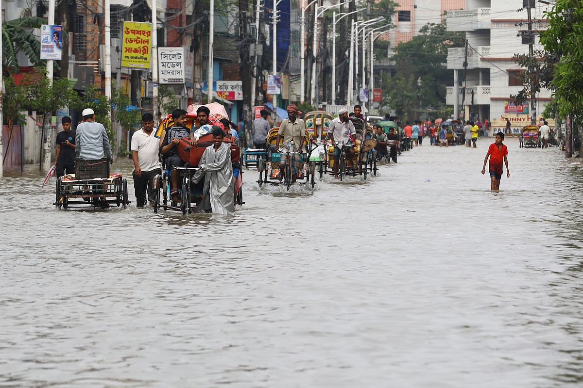 রোববার দিবাগত রাতের ভারী বৃষ্টিতে তলিয়ে গেছে সিলেট শহরের বিভিন্ন এলাকা। ভোগান্তিতে পড়েছে সাধারণ মানুষ। গতকাল সকালে নগরের শাহজালাল উপশহর এলাকার প্রধান সড়কে