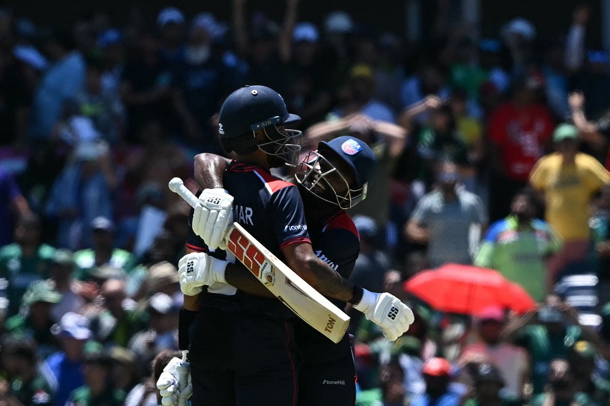 ম্যাচটাকে সুপার ওভারে নেওয়ার দুই নায়ক অ্যারন জোন্স ও নীতীশ কুমার।