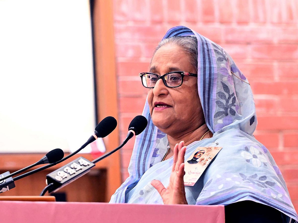 তেজগাঁওয়ে ঢাকা জেলা আওয়ামী লীগের কার্যালয়ে ছয় দফা দিবস উপলক্ষে আজ আওয়ামী লীগ আয়োজিত আলোচনা সভায় বক্তব্য দেন প্রধানমন্ত্রী ও আওয়ামী লীগ সভাপতি শেখ হাসিনা