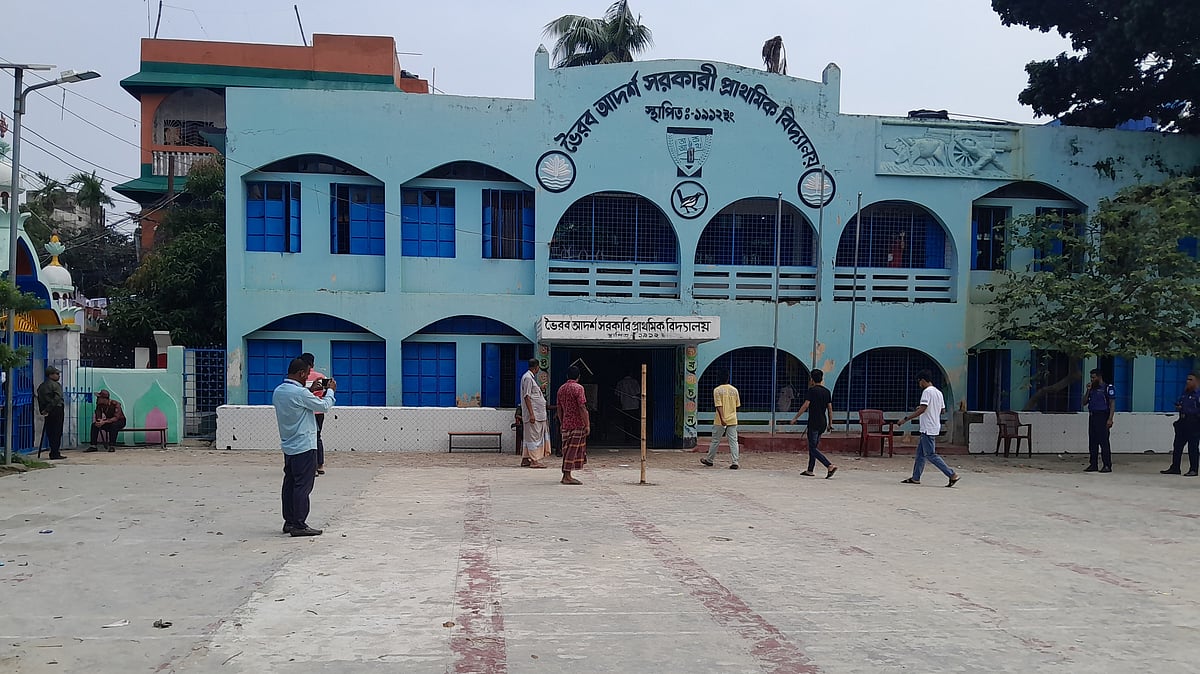 ভৈরব উপজেলা নির্বাচনে বিভিন্ন কেন্দ্র ঘুরে ভোটারদের সারি দেখা যায়নি। আজ বুধবার সকাল ১০টার দিকে ভৈরব আদর্শ সরকারি প্রাথমিক বিদ্যালয় কেন্দ্রে