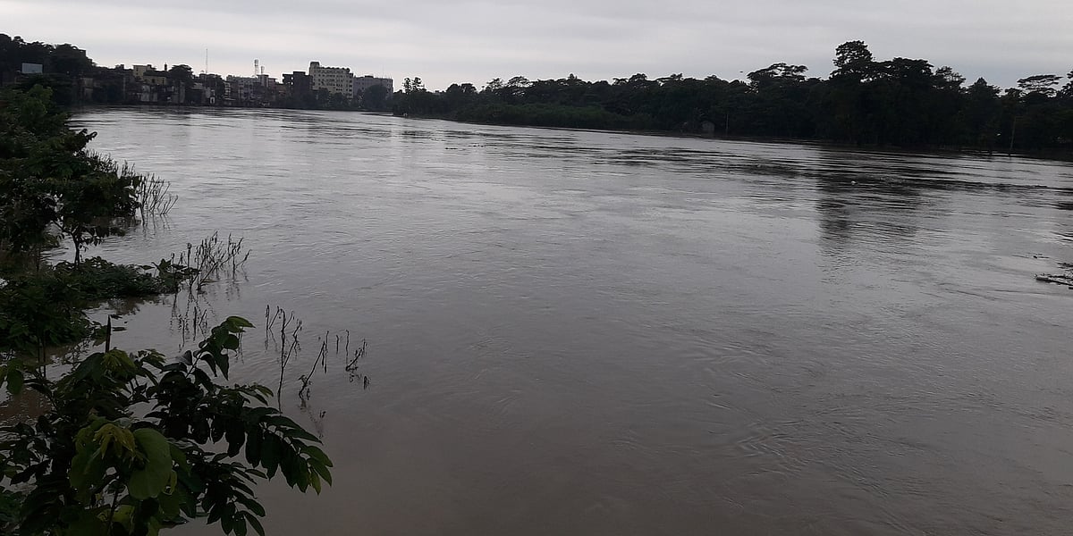 মনু নদের পানি বিপৎসীমার ওপর দিয়ে প্রবাহিত হচ্ছে। আজ বুধবার সকালে মৌলভীবাজার শহরের কাছে চাঁদনীঘাটে