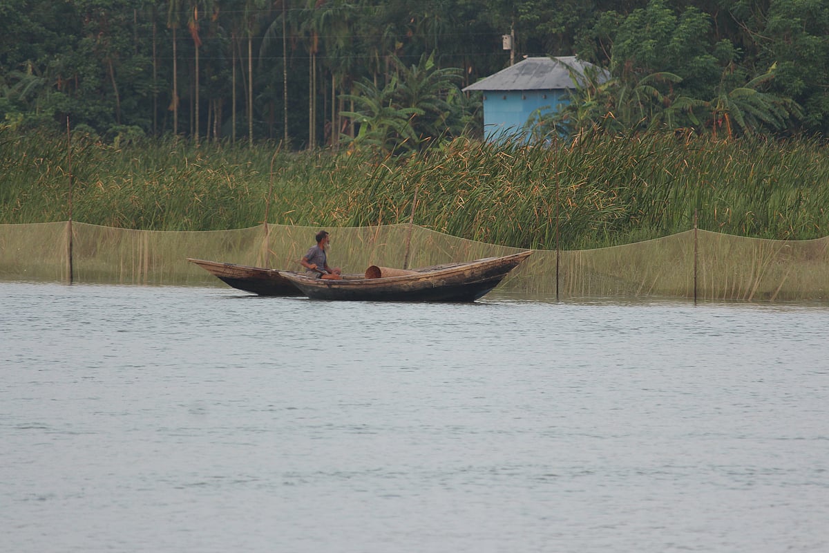 জোয়ার–জলোচ্ছ্বাসে ভেসে গেছে পুকুরের মাছ। জাঙালিয়া নদীতে সেই মাছ ধরছেন জেলেরা। গতকাল সোমবার ভোলা সদর উপজেলার সদু চর এলাকায়