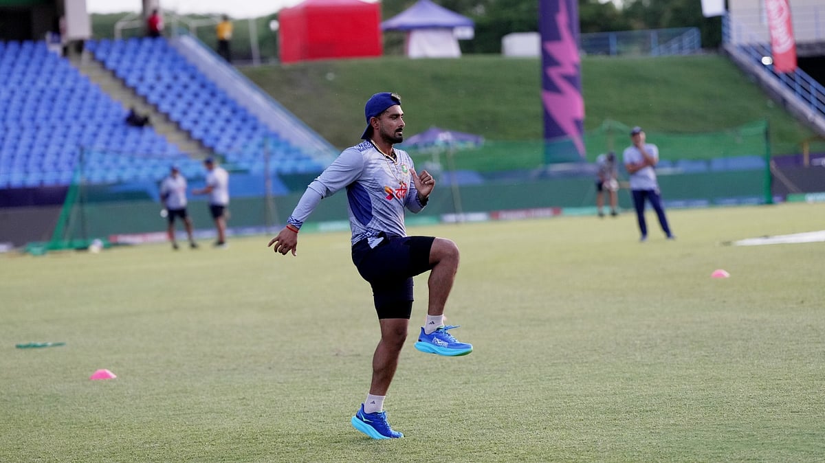 অনুশীলনে গা গরম করছেন লিটন দাস। এবারের বিশ্বকাপে খুব একটা ছন্দে নেই বাংলাদেশের ওপেনার