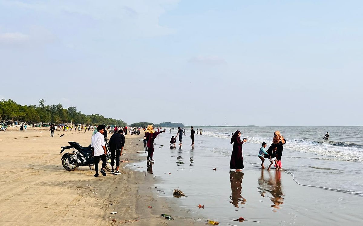 বাঁশখালীর বাহারছড়া সৈকতে দিন দিন বাড়ছে দর্শনার্থীর সংখ্যা। সম্প্রতি তোলা