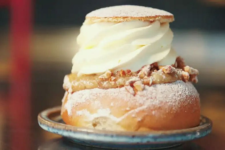 কয়েক স্তরের সেমলা কেক খেতে দারুণ