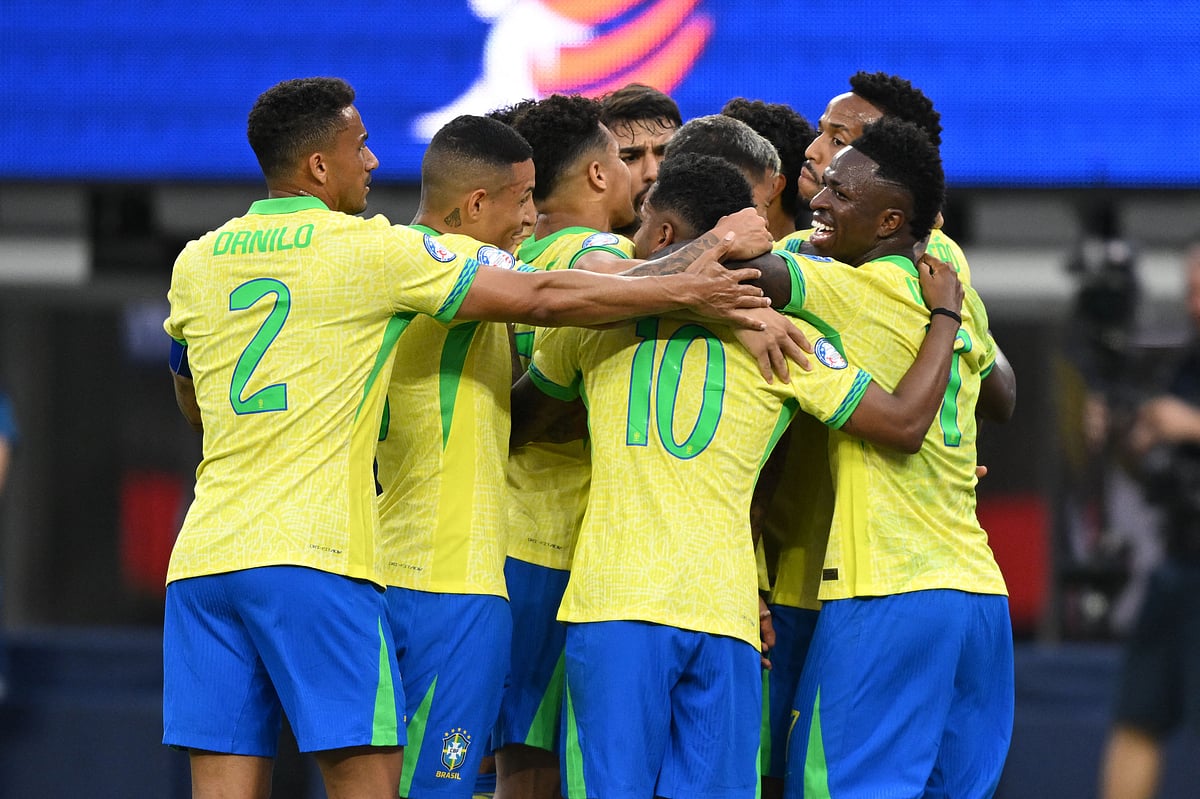 ৩০ মিনিটে কোস্টরিকার জালে বল পাঠিয়ে উচ্ছ্বাসে ভাসেন ব্রাজিলের খেলোয়াড়েরা। কিন্তু গোলটি বাতিল হয় অফসাইডের কারণে