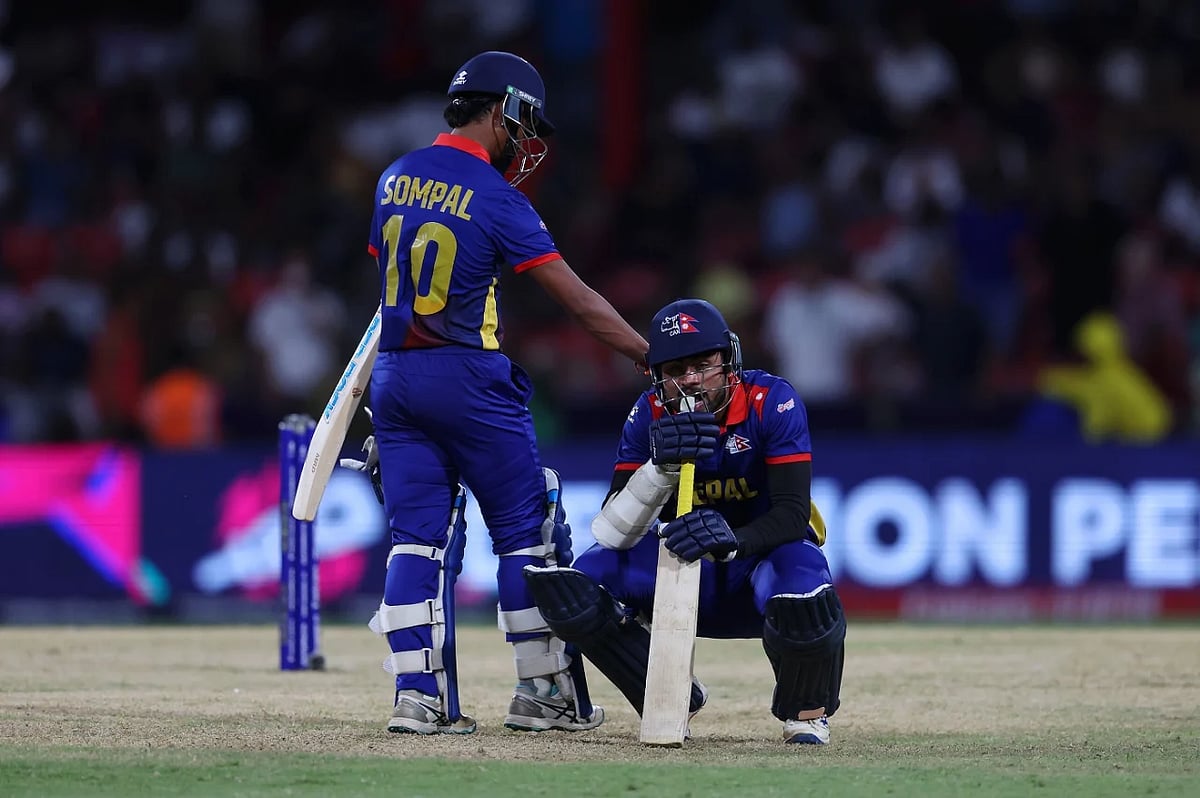 গুলশান ঝা রান আউট হওয়ার পর আর দাঁড়িয়ে থাকতে পারলেন না। হতাশায় বসে পড়লেন। তাঁকে সান্ত্বনা দিলেন সোমপাল