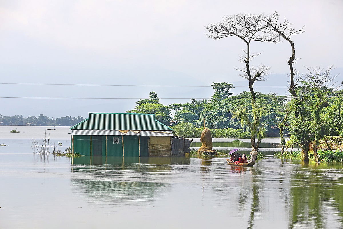 সিলেটে ভারী বৃষ্টি ও পাহাড়ি ঢলে এখনো পানিবন্দী কোম্পানীগঞ্জ উপজেলার সব কটি গ্রাম। ডুবে থাকা ঘরের পাশ দিয়ে নিরাপদ স্থানের দিকে নৌকায় যাচ্ছে মানুষ। গত শুক্রবার উপজেলার তেলিখাল এলাকায়