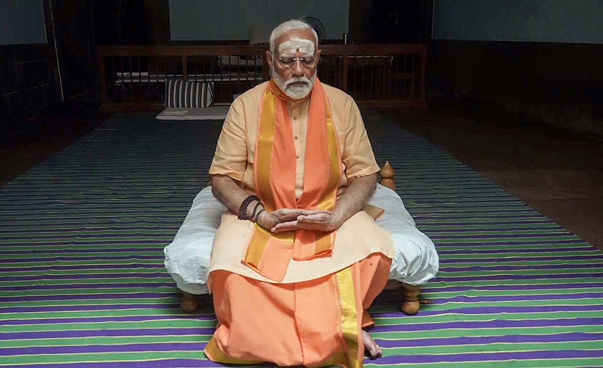 কন্যাকুমারীতে ধ্যানে প্রধানমন্ত্রী নরেন্দ্র মোদি। ধ্যানের সময় তাঁর চোখে চশমা কেন, সেটা নিয়ে কটাক্ষ করেছে কংগ্রেস। আজ ১ জুন