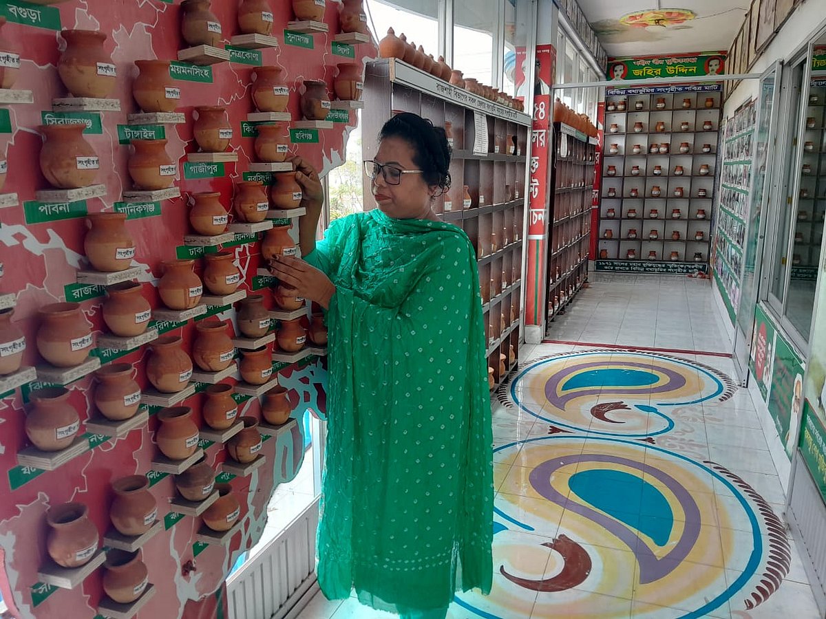 একাত্তরে শহীদ বাবার কবরের খোঁজে সেলিনা রশিদ সারা দেশের ৪০০ বধ্যভূমি থেকে মাটি সংগ্রহ করে নিজের বাড়িতে জাদুঘর করেছেন