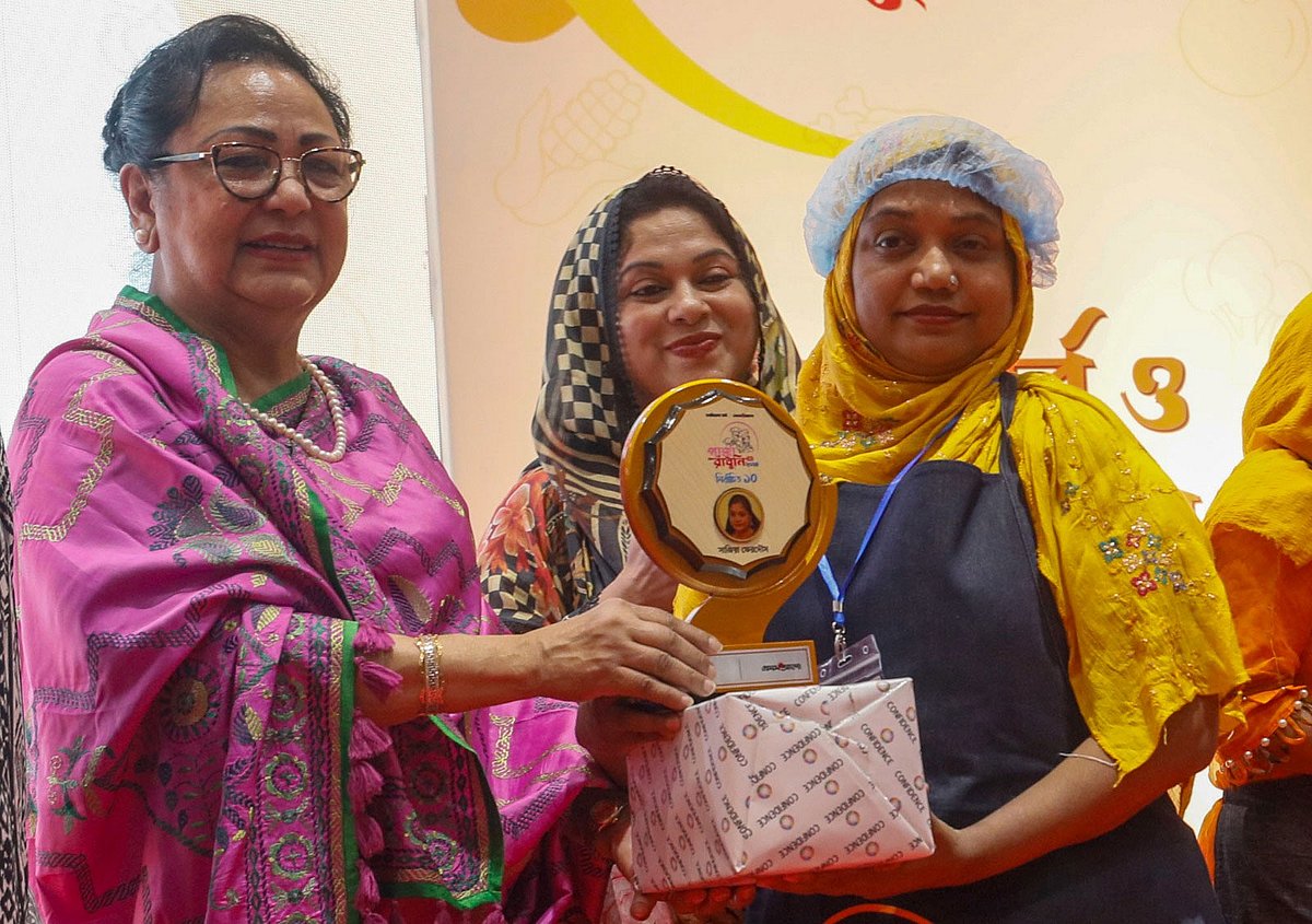 কনফিডেন্স সল্ট-প্রথম আলো পাক্কা রাঁধুনি প্রতিযোগিতায় সেরা রাঁধুনি সাজিয়া ফেরদৌসের হাতে পুরস্কার তুলে দেন প্রধান অতিথি চট্টগ্রাম উইমেন চেম্বার অব কমার্স অ্যান্ড ইন্ডাস্ট্রির প্রেসিডেন্ট মনোয়ারা হাকিম আলী। আজ সন্ধ্যায় চট্টগ্রাম নগরের ইঞ্জিনিয়ার্স ইনস্টিটিউশন মিলনায়তনে