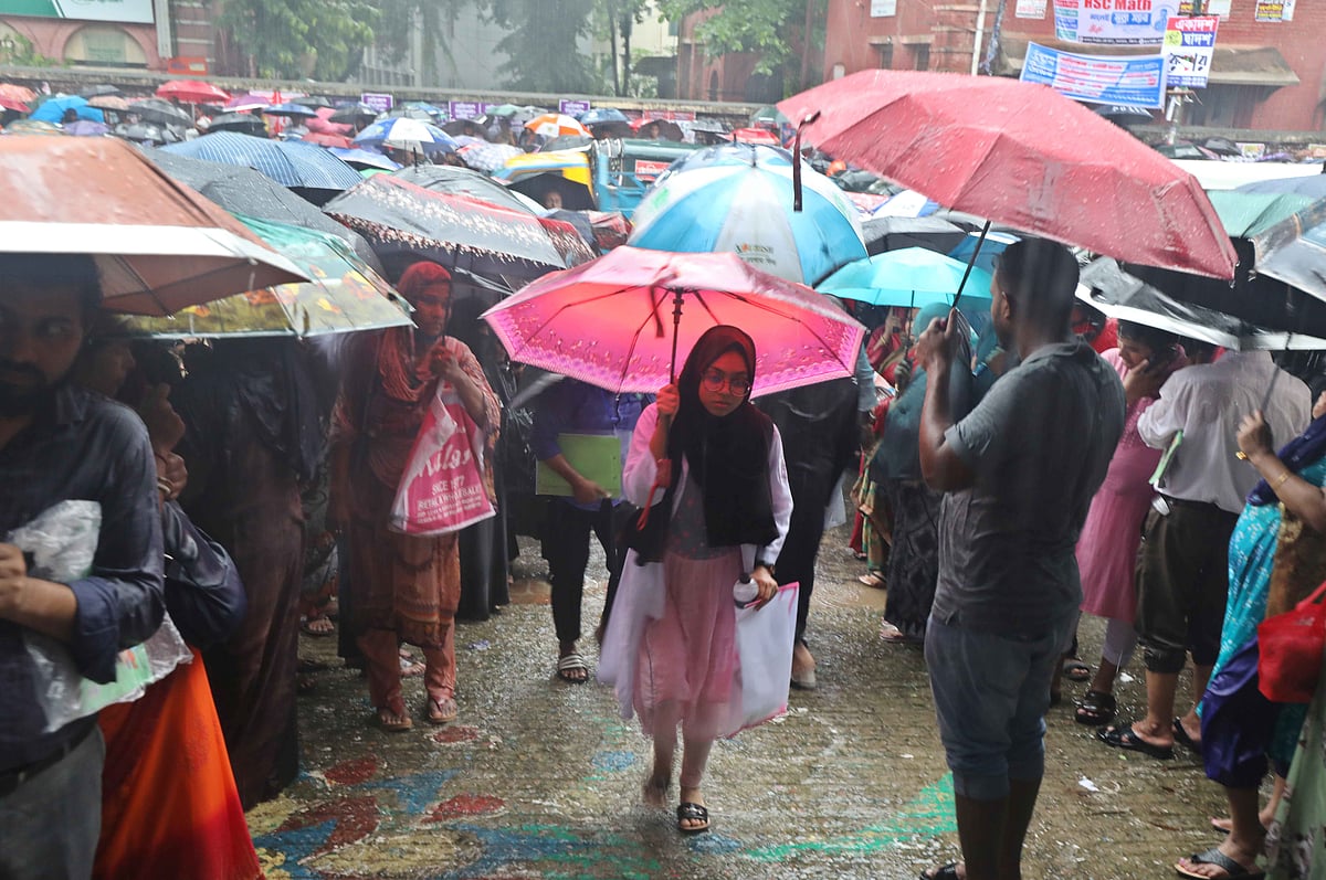 মৌসুমি বায়ু সক্রিয় থাকার কারণে থেমে থেমে বৃষ্টি হয়েছে চট্টগ্রামে। এতে অফিসগামী মানুষের পাশাপাশি চরম দুর্ভোগে পড়েন এইচএসসি পরীক্ষার্থীরা। বৃষ্টির কারণে পরীক্ষা শুরু হওয়ার পরও অনেককে আসতে দেখা যায়। সরকারি হাজী মুহাম্মদ মহসিন কলেজ, চট্টগ্রাম