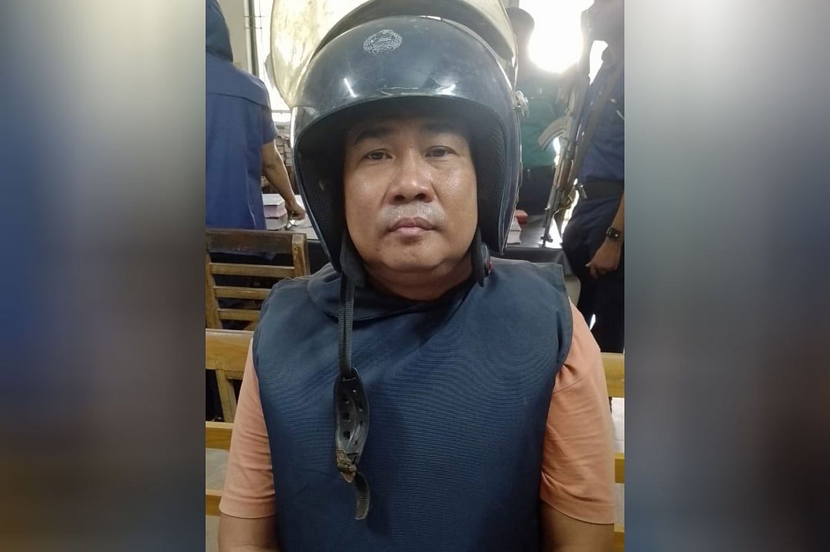 বান্দরবানে ব্যাংক ডাকাতি মামলায় রুমা থেকে গ্রেপ্তার সাইলুক থাং বমকে কারাগারে নেওয়া হচ্ছ। বান্দরবানের চীফ জুডিসিয়েল ম্যাজিস্টেট আদালত প্রাঙ্গণ থেকে আজ দুপুরে তোলা