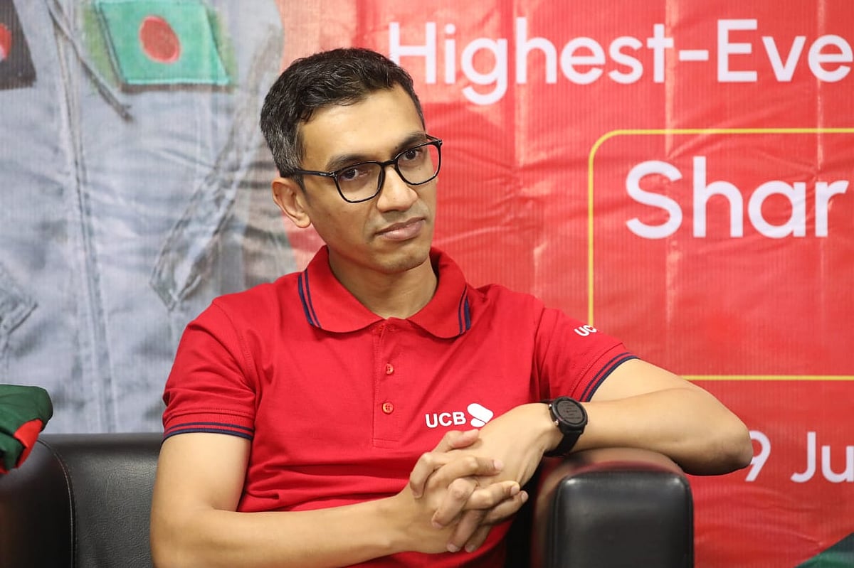 ৪১ হাজার ৭৯৫ ফুট উঁচুতে উড়ে যাওয়া বিমান থেকে শূন্যে লাফ দেওয়া আশিক চৌধুরী আজ রোববার রাজধানীর গুলশানে ইউনাইটেড কমার্শিয়াল ব্যাংক পিএলসির (ইউসিবি) কার্যালয়ে ইউসিবি আয়োজিত সংবাদ সম্মেলনে কথা বলেন