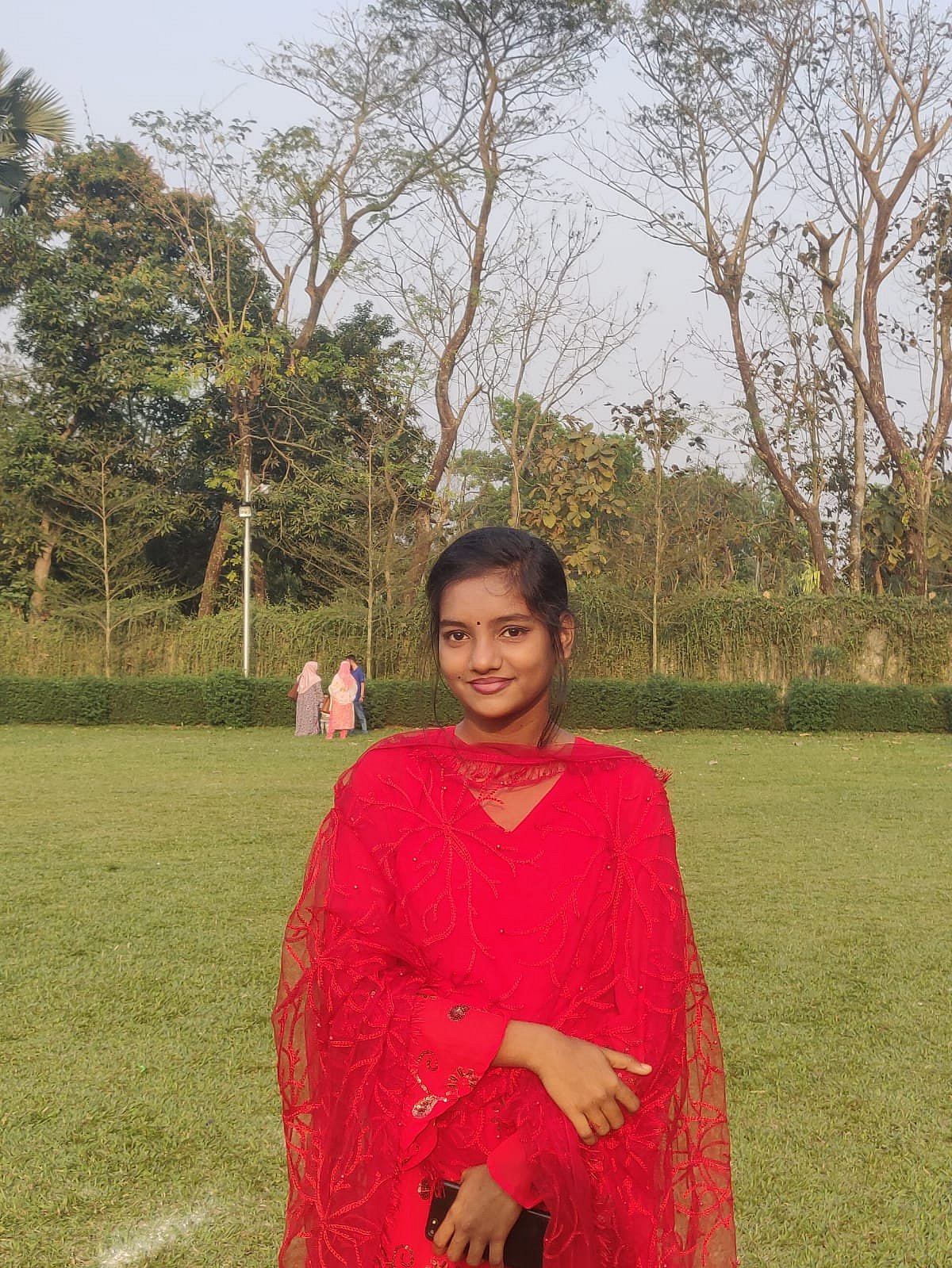 লাল রঙের জামা খাদিজা আক্তার নাসরিনের খুব প্রিয়। শখ করে ছবি তুলেছিল সুস্থ থাকতে