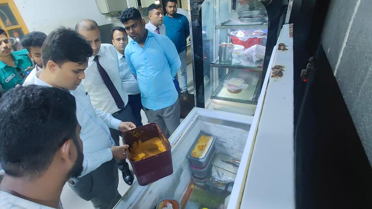 চট্টগ্রাম নগরের খুলশী এলাকায় বিভিন্ন রেস্তোরাঁয় অভিযান পরিচালনা করে চট্টগ্রাম জেলা প্রশাসন। আজ রোববার বিকেলে