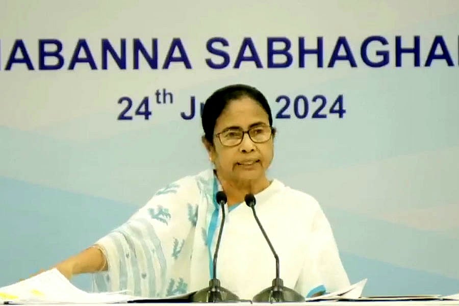 লোকসভার নির্বাচনের ফলাফল নিয়ে পৌর ও সিটি করপোরেশনের তৃণমূল নেতাদের সঙ্গে সভায় পশ্চিমবঙ্গের মুখ্যমন্ত্রী মমতা বন্দ্যোপাধ্যায়