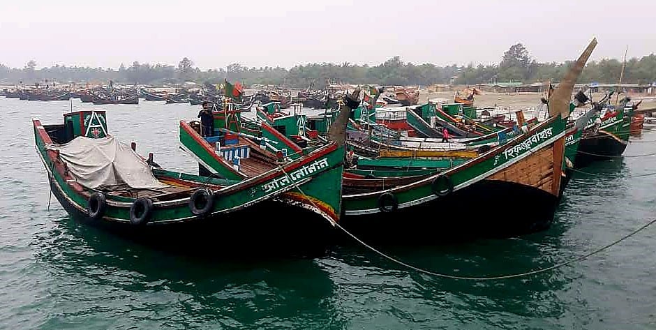 মিয়ানমার থেকে দফায় দফায় গুলিবর্ষণের ঘটনায় টেকনাফ-সেন্ট মার্টিন নৌপথে যাত্রীবাহী নৌযান চলাচল বন্ধ হয়ে গেছে। সেন্ট মার্টিন দ্বীপের জেটিঘাটে পড়ে আছে ট্রলার। গতকাল বিকালে