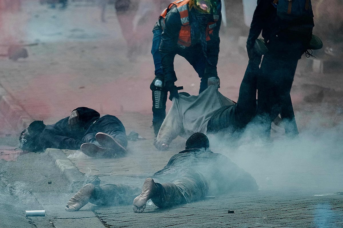 পার্লামেন্ট ভবনের সামনে গুলিবিদ্ধ অবস্থায় পড়ে রয়েছেন কয়েকজন বিক্ষোভকারী। নাইরোবি, কেনিয়া, ২৫ জুন ২০২৪