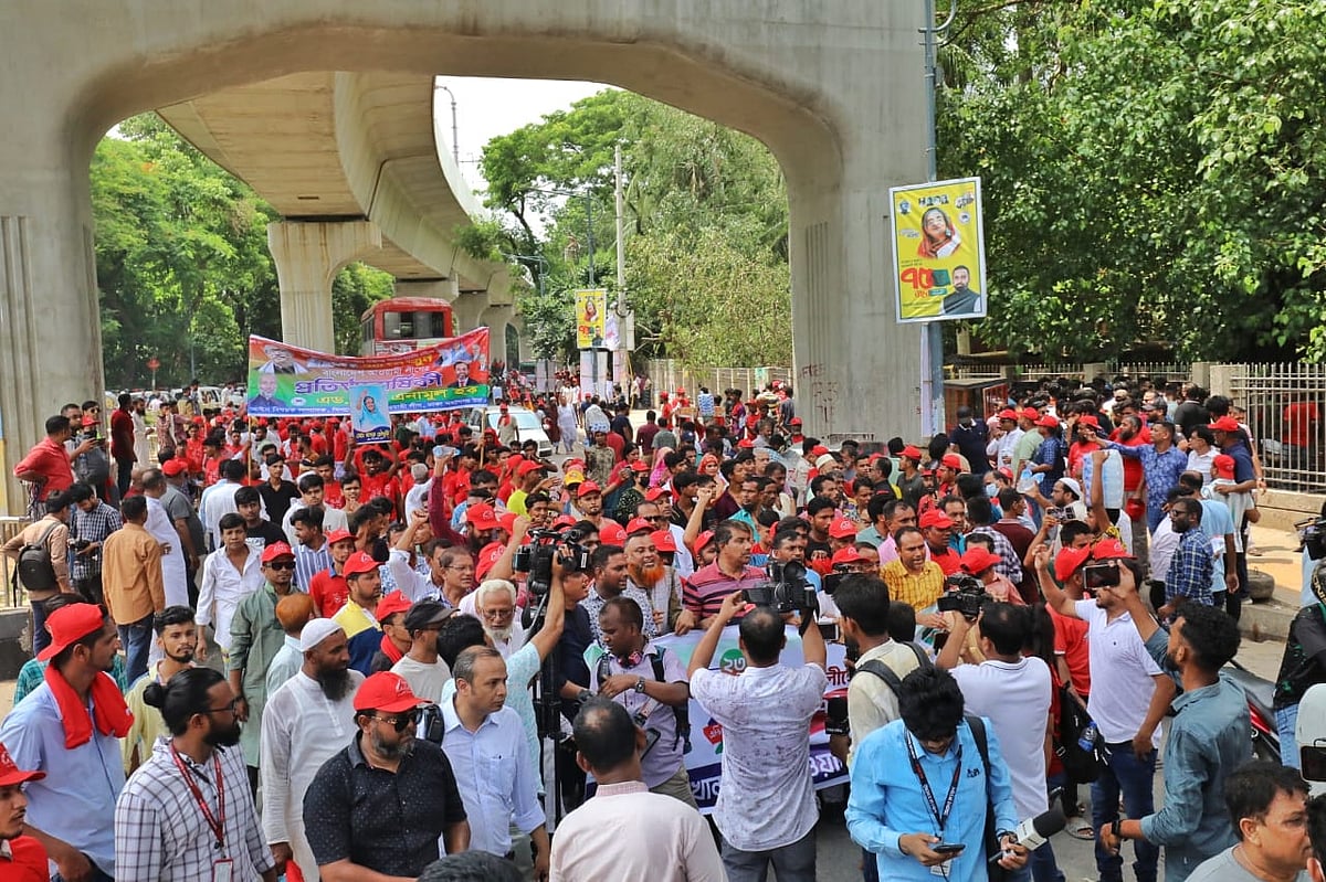 সোহরাওয়ার্দী উদ্যানে আওয়ামী লীগ আয়োজিত আলোচনা সভায় যোগ দিতে নানা প্রান্ত থেকে দলের নেতা-কর্মীরা আসছেন