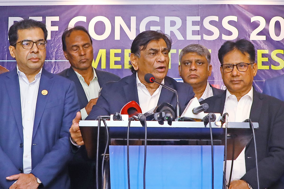 বাফুফের বার্ষিক সাধারণ সভা সংবাদ সম্মেলনে কথা বলছেন সভাপতি কাজী সালাহউদ্দিন