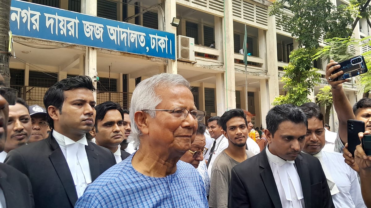 অভিযোগ গঠনের পর ঢাকার আদালত প্রাঙ্গণে নোবেলজয়ী অর্থনীতিবিদ ড. মুহাম্মদ ইউনূস