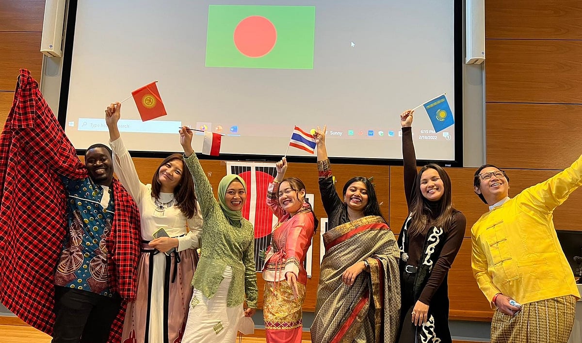 ফুলব্রাইটে অংশগ্রহণকারীরা প্রতি সপ্তাহে ২০ ঘণ্টা ভাষা ক্লাসে সহায়তা করতে পারবেন। প্রতি সেমিস্টারে কমপক্ষে দুটি কোর্স করবেন