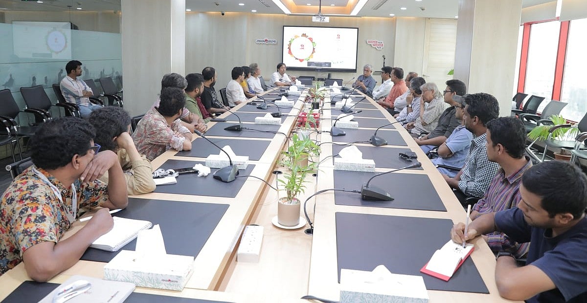 লেখক ও শিল্পীদের নিয়ে প্রাণখোলা আড্ডা জমেছিল প্রথম আলো কার্যালয়ের সভাকক্ষে। আয়োজন করেছিল ‘প্র প্রকাশন’